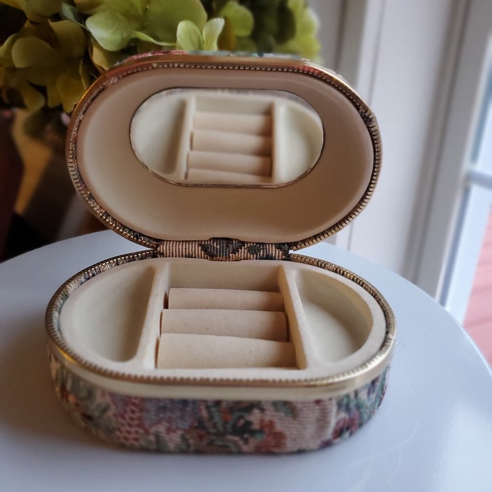 ( RARE )TAPESTRY JEWELRY BOX ( GORGEOUS )